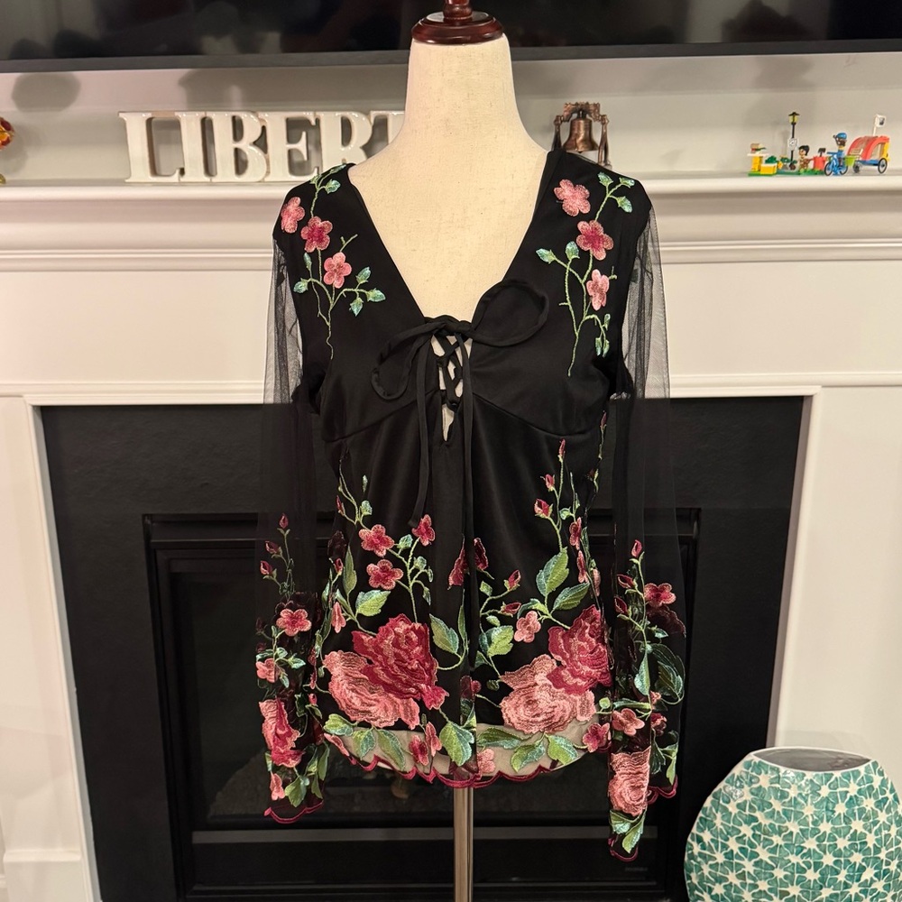 🖤 VENUS Black Floral Embroidered Mesh Sleeve Blouse – Size M